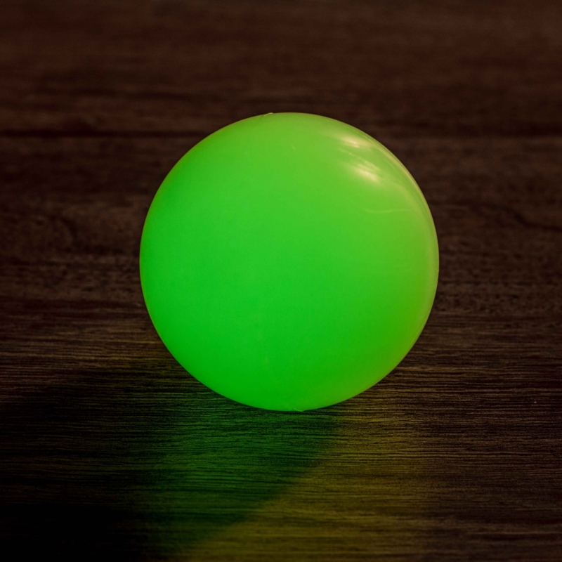 Alternative view of pelota plastica grande con brillo en la oscuridad